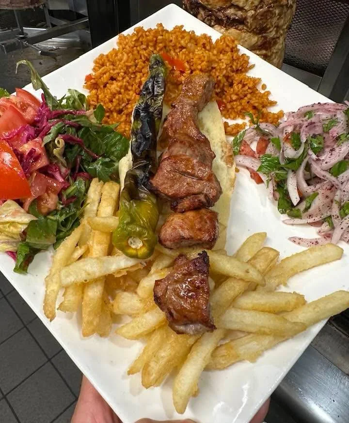 Brochettes de kebab grillÃ©es au charbon de bois