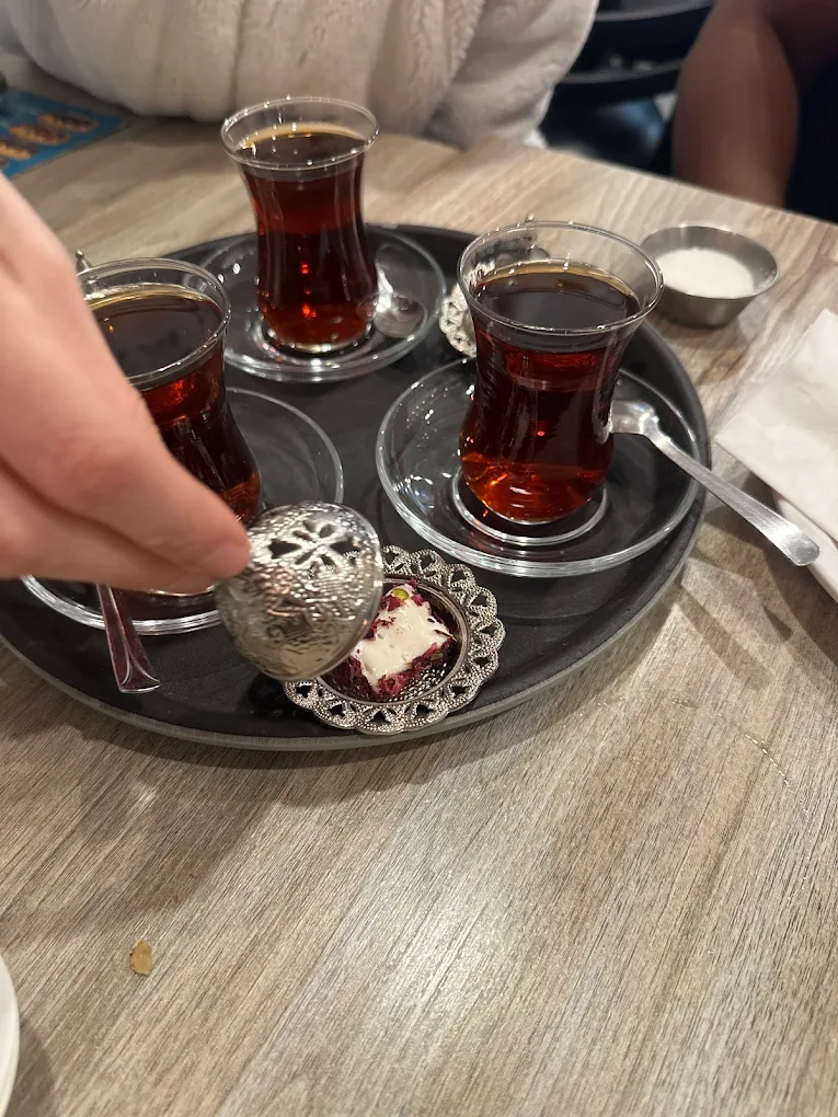 ThÃ© turc servi en verre tulipe