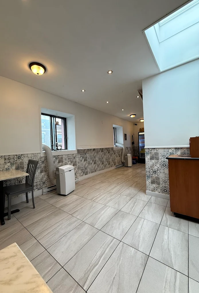 Intérieur chaleureux de Frites Omelette