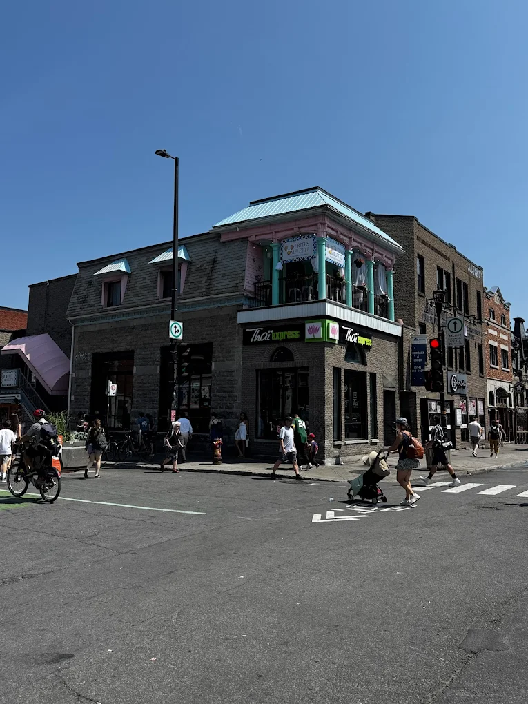 Terrasse Frites Omelette sur le Plateau Mont-Royal